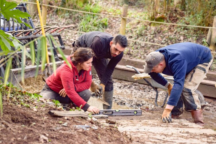 Groupe de personnes sur un chantier participatif en extérieur