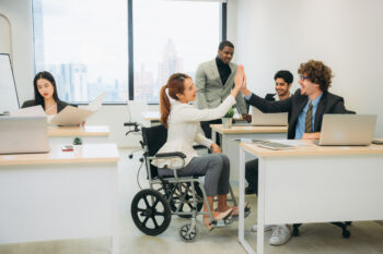 Femme en fauteuil roulant, au bureau