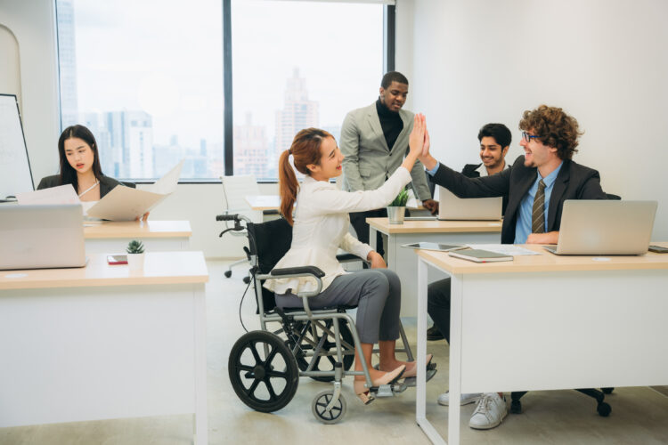 Femme en fauteuil roulant, au bureau