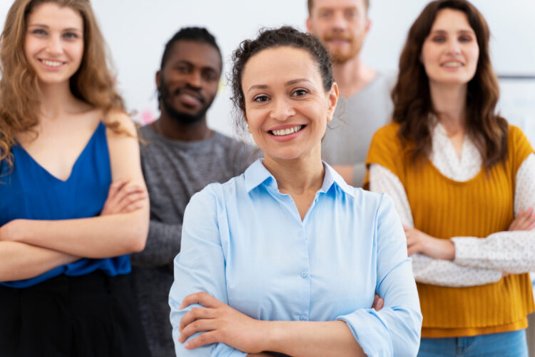 Portrait d'une femme souriante dans un groupe