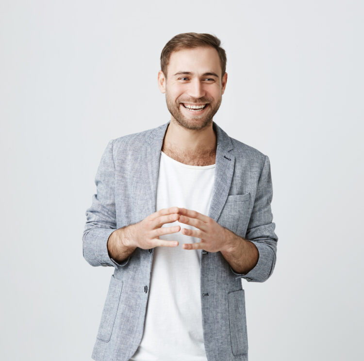 Homme souriant et dynamique